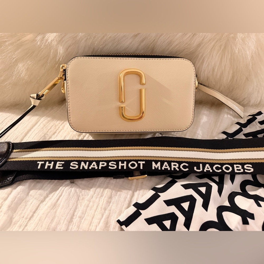 Marc Jacobs Cream Snapshot Crossbody with Gold Hardware and Branded Strap - Picture 2 of 11